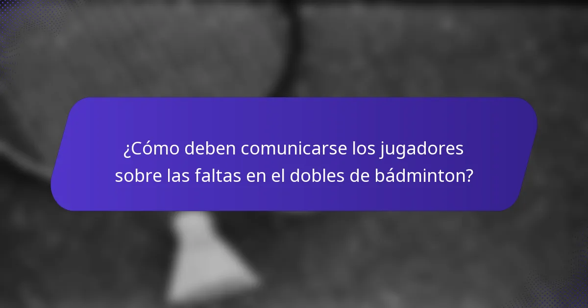 ¿Cómo deben comunicarse los jugadores sobre las faltas en el dobles de bádminton?